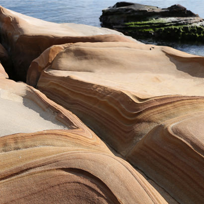 Roches aux formes mystérieuses créées par l’érosion des vagues au fil des années
