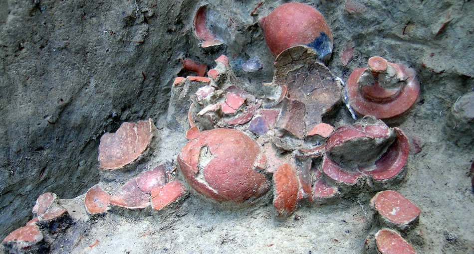 Objets de fouilles du site archéologique de Funaki : poteries pour la fabrication du sel et amphores à pieds de poulpes