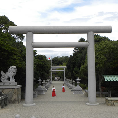 Sanctuaire shintoïste d’Izanagi : porte torii du devant