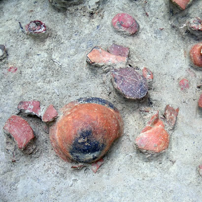 Objets de fouilles du site archéologique de Funaki : poteries pour la fabrication du sel et amphores à pieds de poulpes