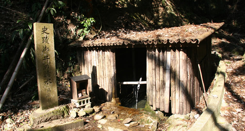 Monter par le chemin de montagne Oi-no-Shimizu Sando vous emmènera vers une petite cabane d’où une eau pure git.
